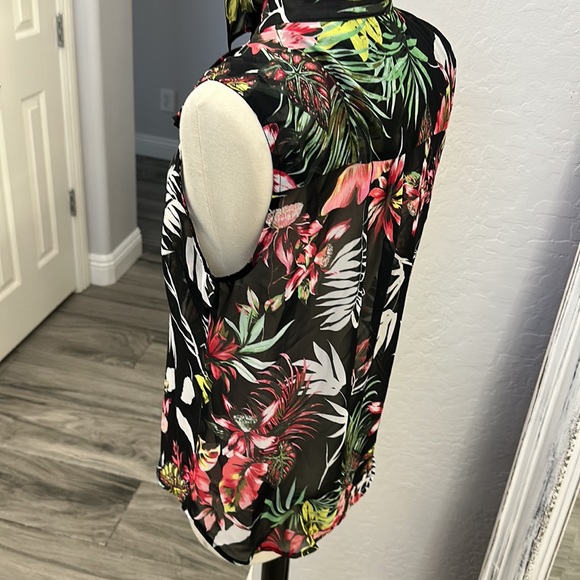 Semi sheer Lace Up Floral Black Top Clean, Nonsmoking home - Picture 8 of 10